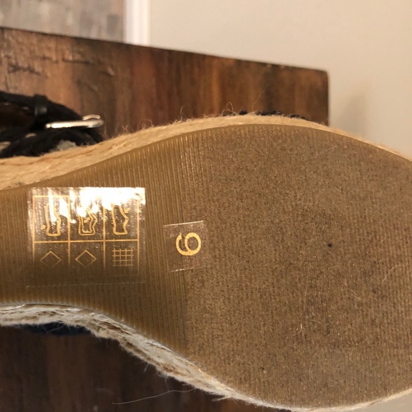 N.Y.L.A. Sandals - Picture 5 of 5